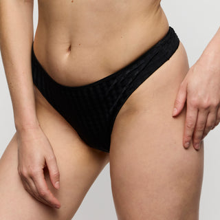 AVERO schwarz String