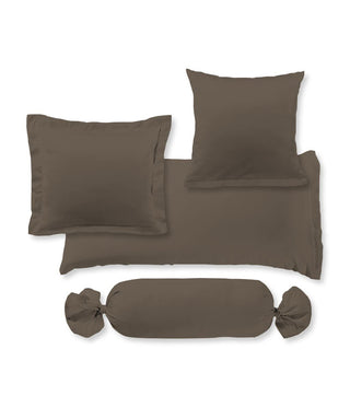 S-009100 | colours | fleuresse | Mako Satin Kissenhüllen und Nackenrolle in Dunkelbraun |  8031 ESPRESSO  | 100% Baumwolle | 4043202469202