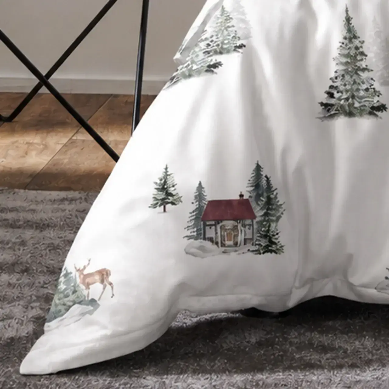 Detail der Flanell-Bettwäsche Sven mit Tannen, Hütte und Reh