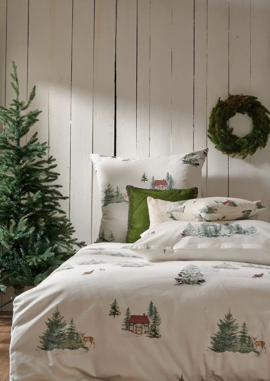 Schlafzimmer mit weißer Flanell-Bettwäsche mit Tannen und Reh, Tannenbaum und Kranz